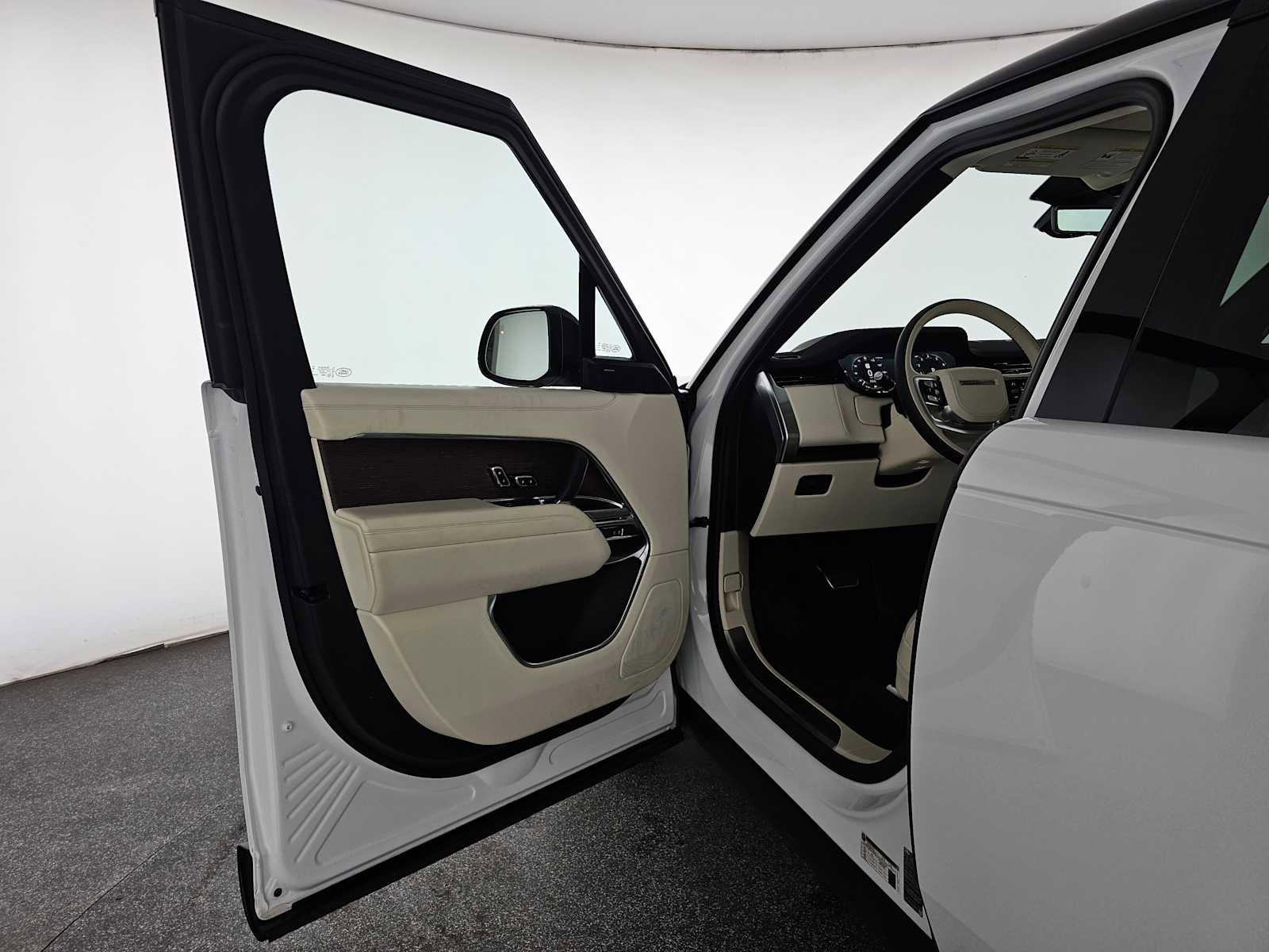 Used 2024 Land Rover Range Rover SE AWD/4WD image 19