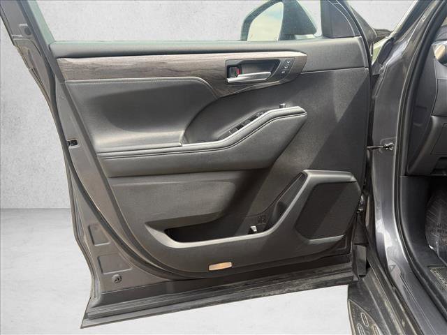Used 2021 Toyota Highlander Limited FWD image 12