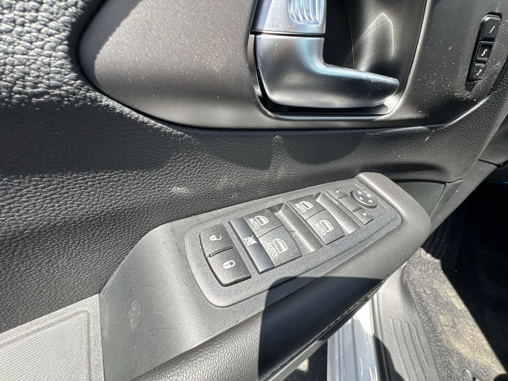 New 2027 Chrysler Pacifica Select AWD/4WD image 19