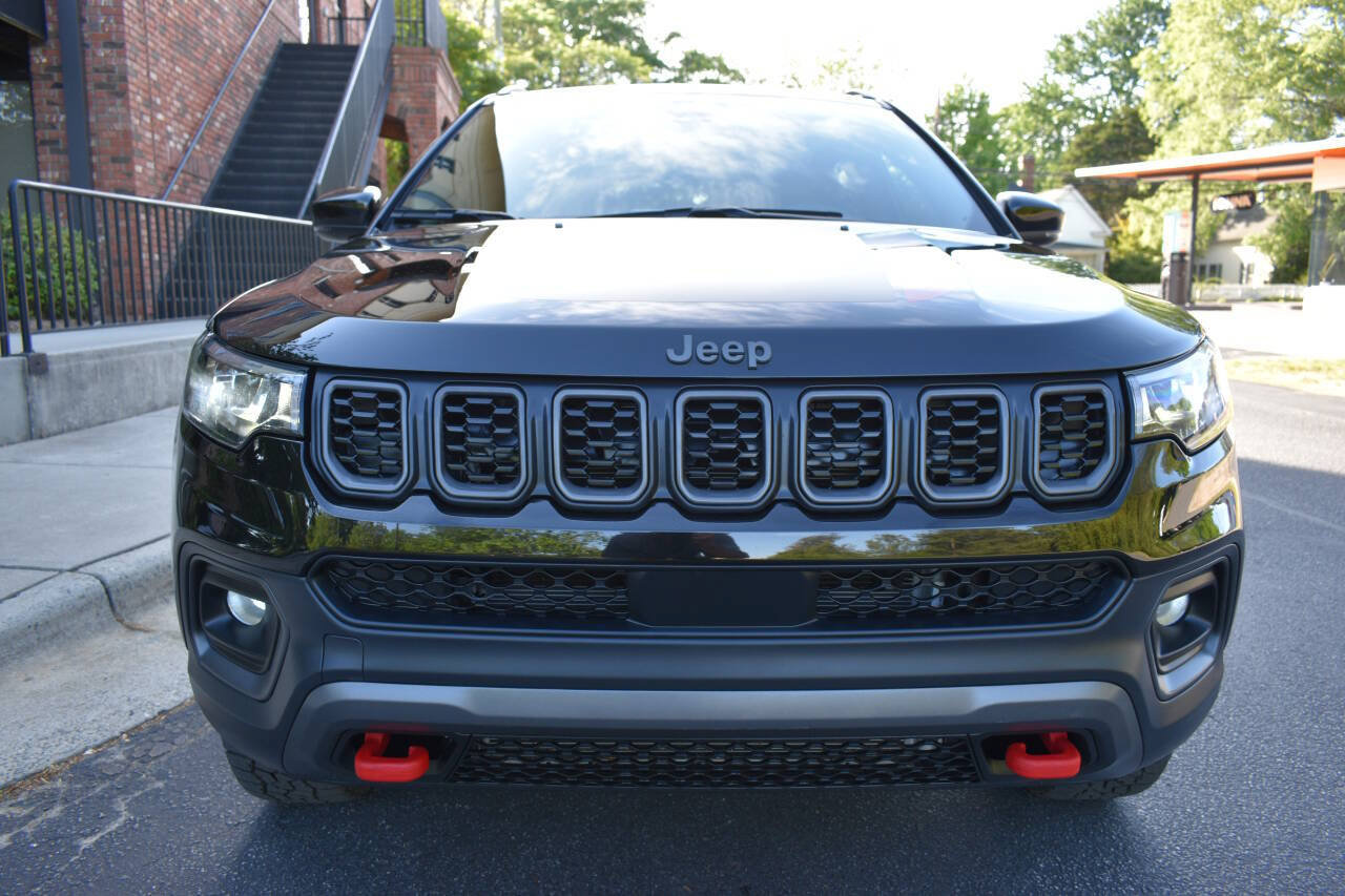 Used 2025 Jeep Compass Trailhawk w/ Sun & Sound Group AWD/4WD image 5