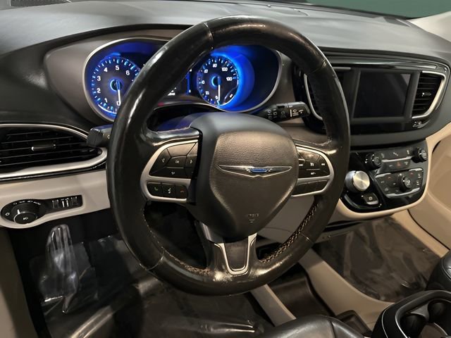 Used 2020 Chrysler Pacifica Touring-L FWD image 15