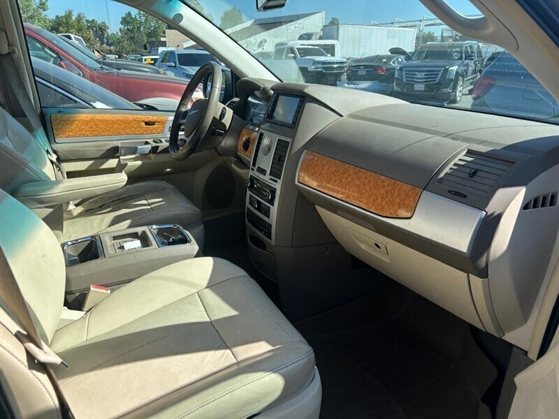 Used 2008 Chrysler Town & Country Limited w/ Entertainment Group #3 FWD image 36