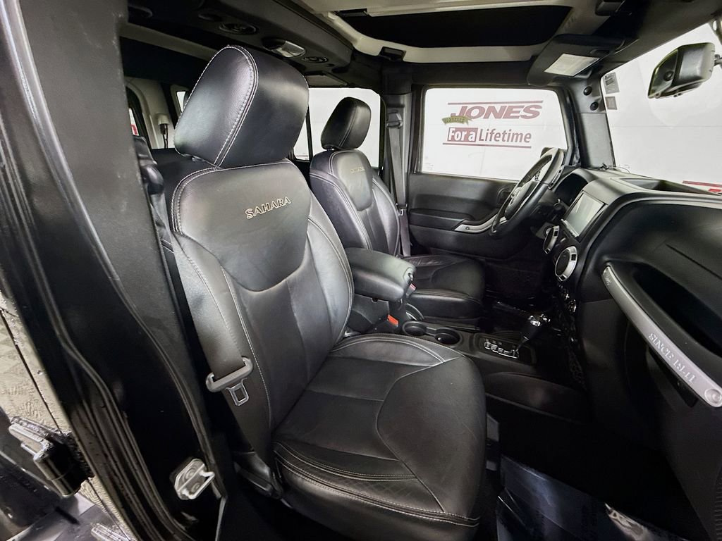 Used 2016 Jeep Wrangler Unlimited Sahara w/ Connectivity Group image 27