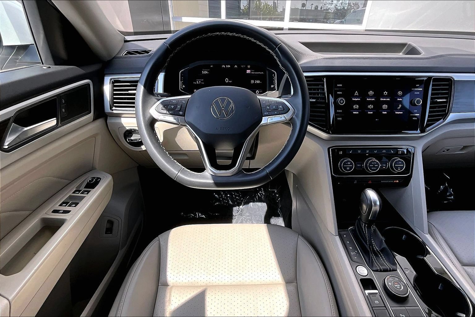 Used 2023 Volkswagen Atlas SE w/ Black Wheel Package AWD/4WD image 5