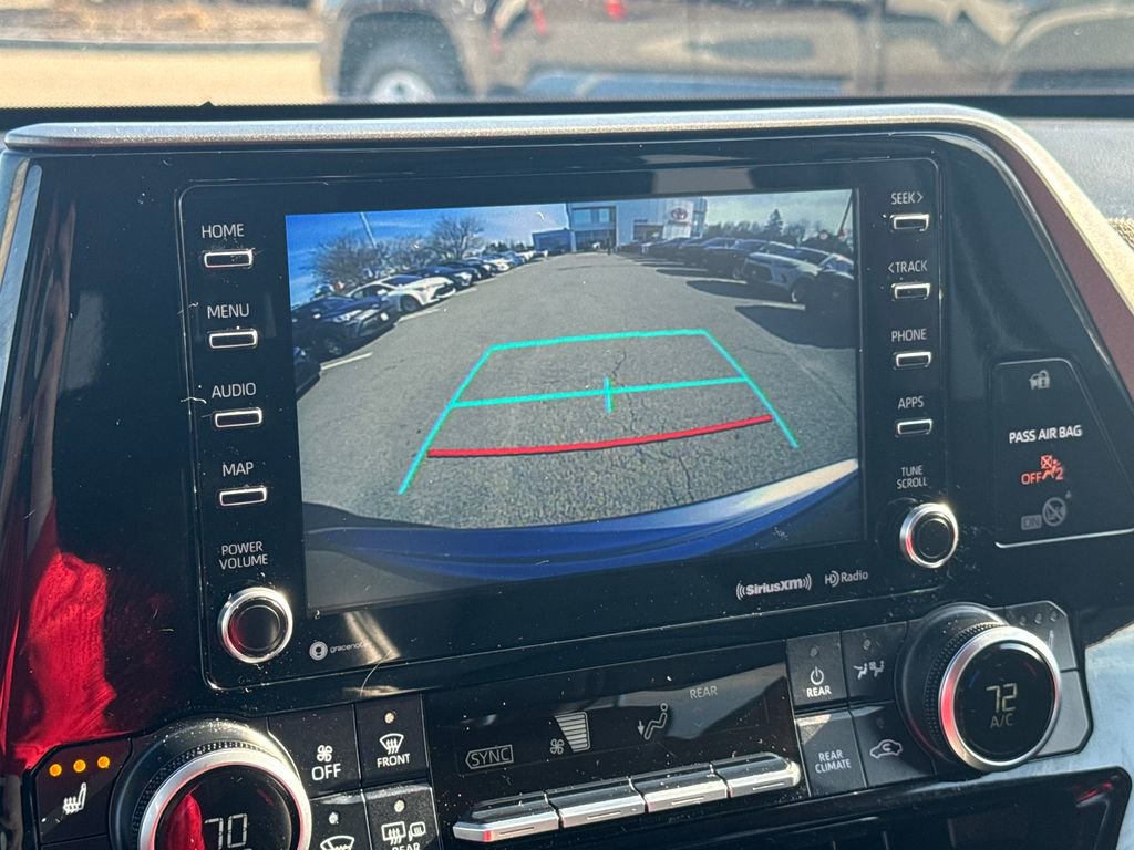 Used 2020 Toyota Highlander XLE AWD/4WD image 25