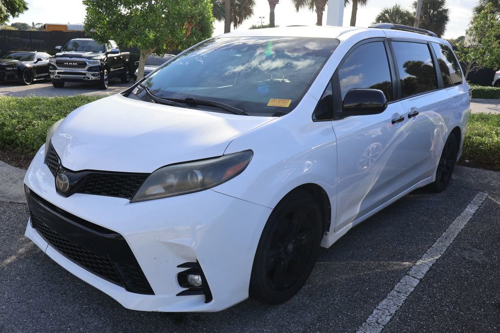 Used 2020 Toyota Sienna SE w/ Nightshade Edition FWD image 2