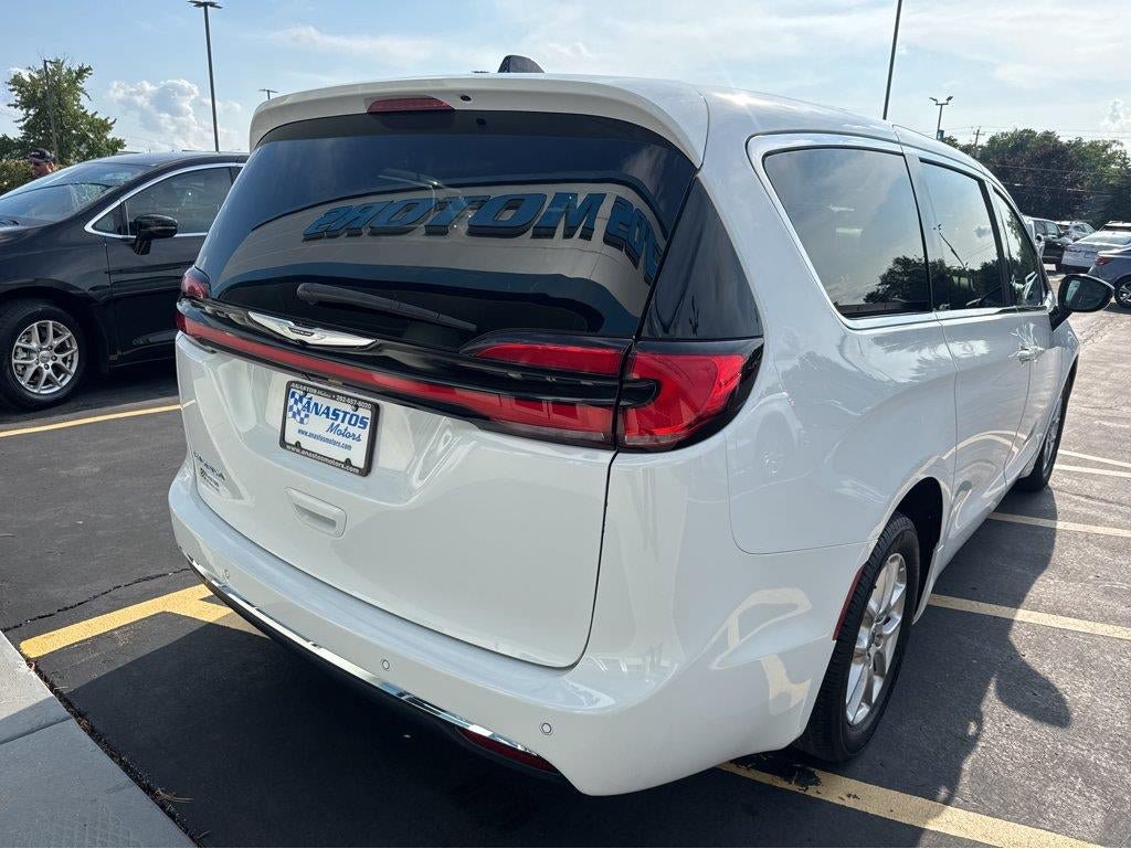 Used 2025 Chrysler Pacifica Select FWD image 40