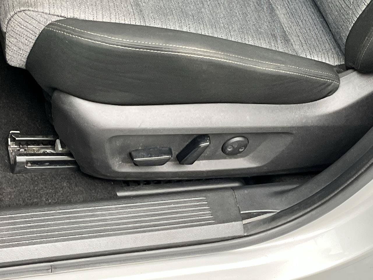 Used 2023 Nissan Rogue SV AWD/4WD image 9