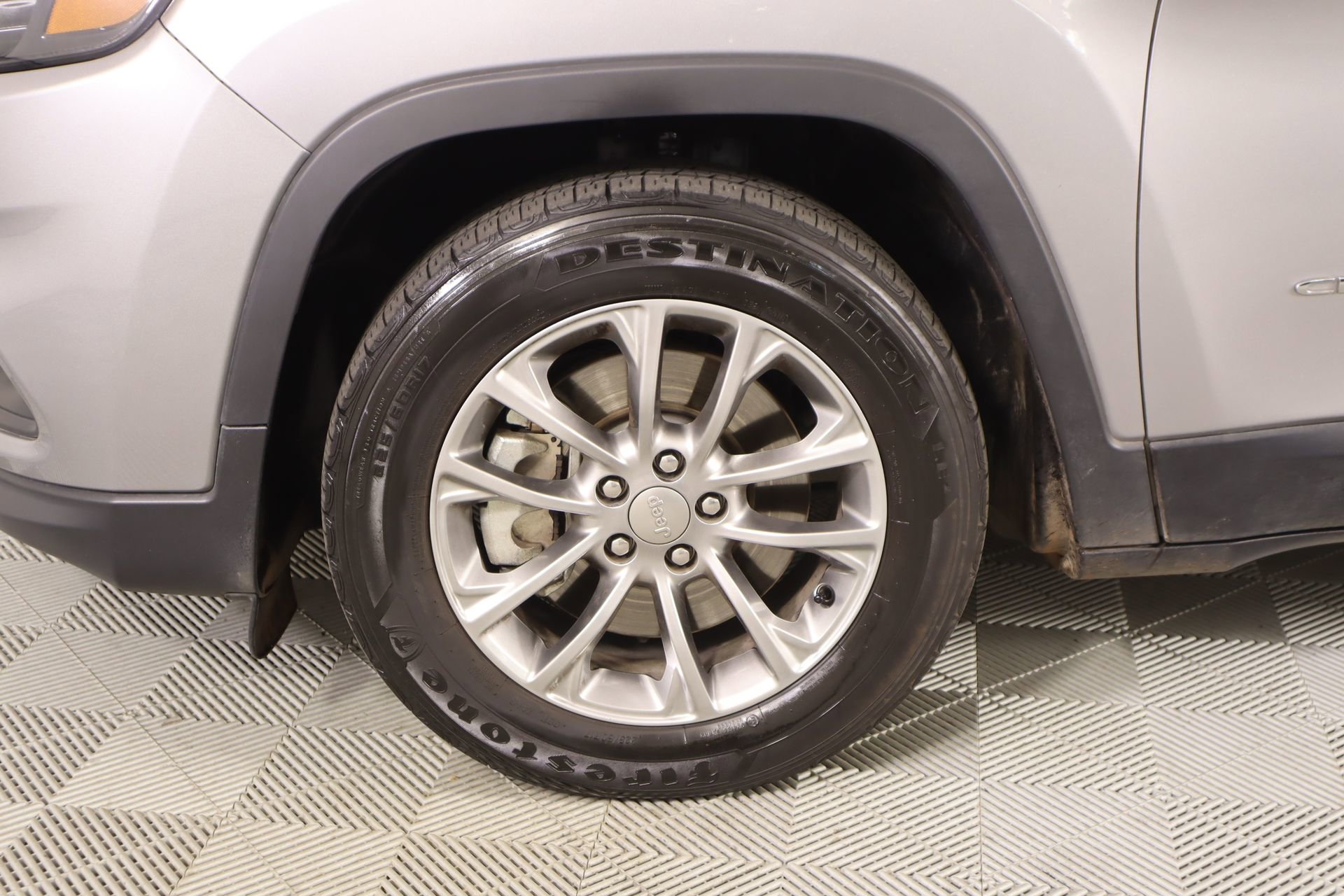 Used 2019 Jeep Cherokee Latitude Plus w/ Comfort/Convenience Group image 16