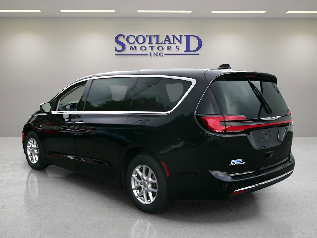 Used 2023 Chrysler Pacifica Touring-L FWD image 8