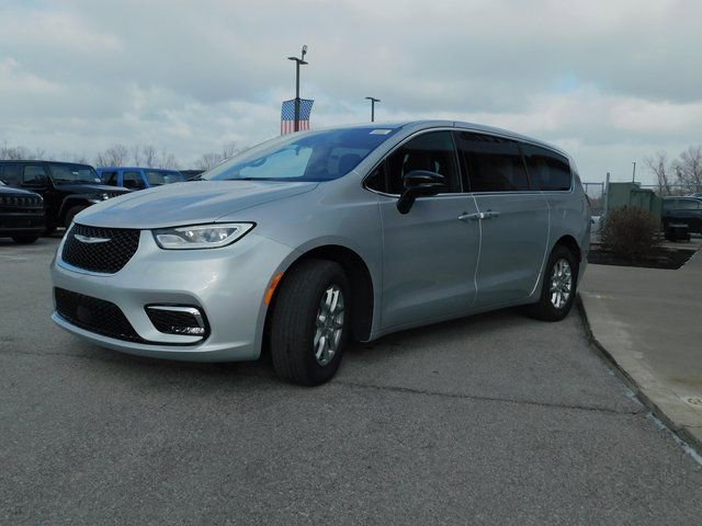 New 2026 Chrysler Pacifica Select image 4