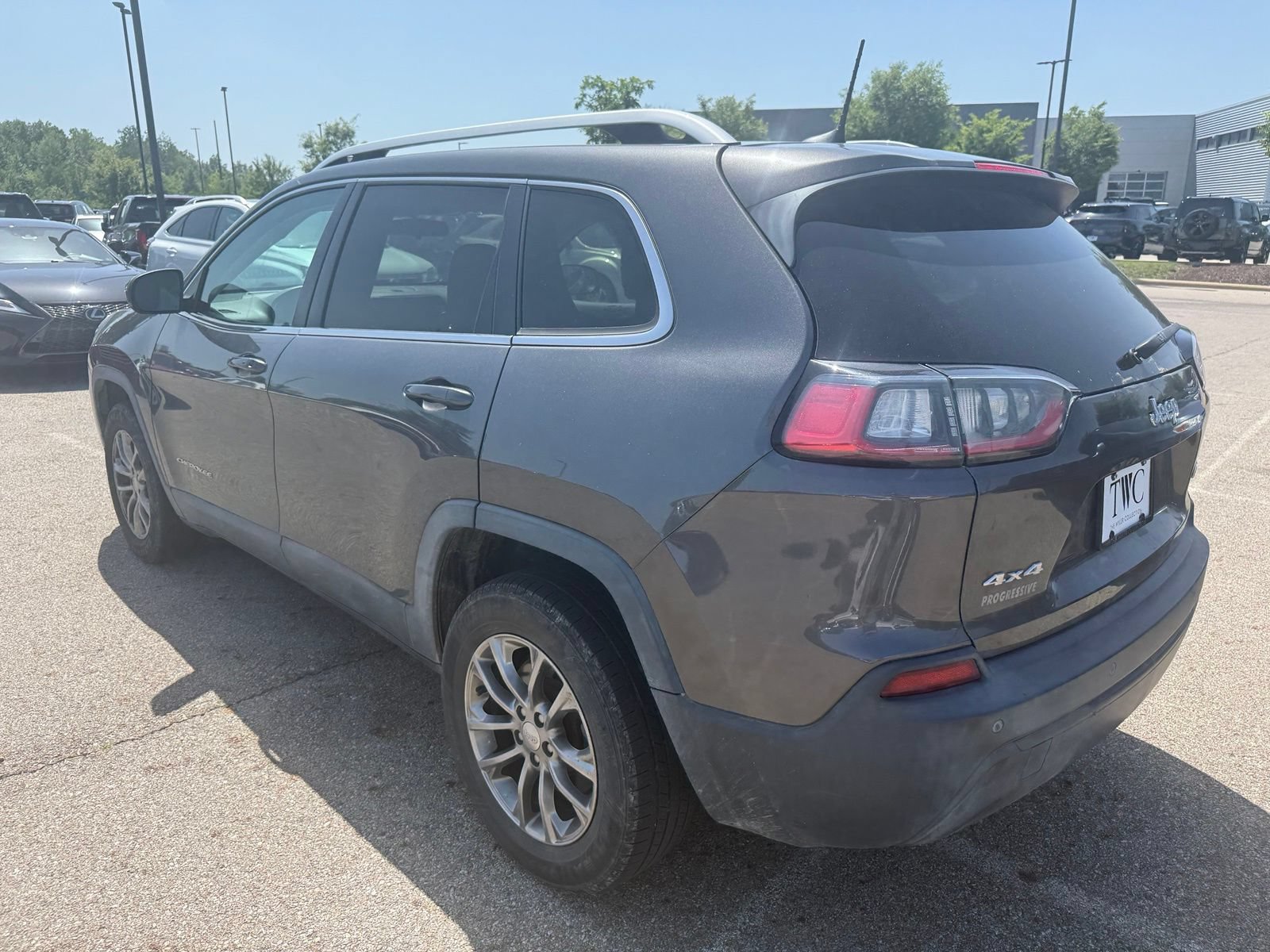 Used 2019 Jeep Cherokee Latitude Plus w/ Cold Weather Group AWD/4WD image 7