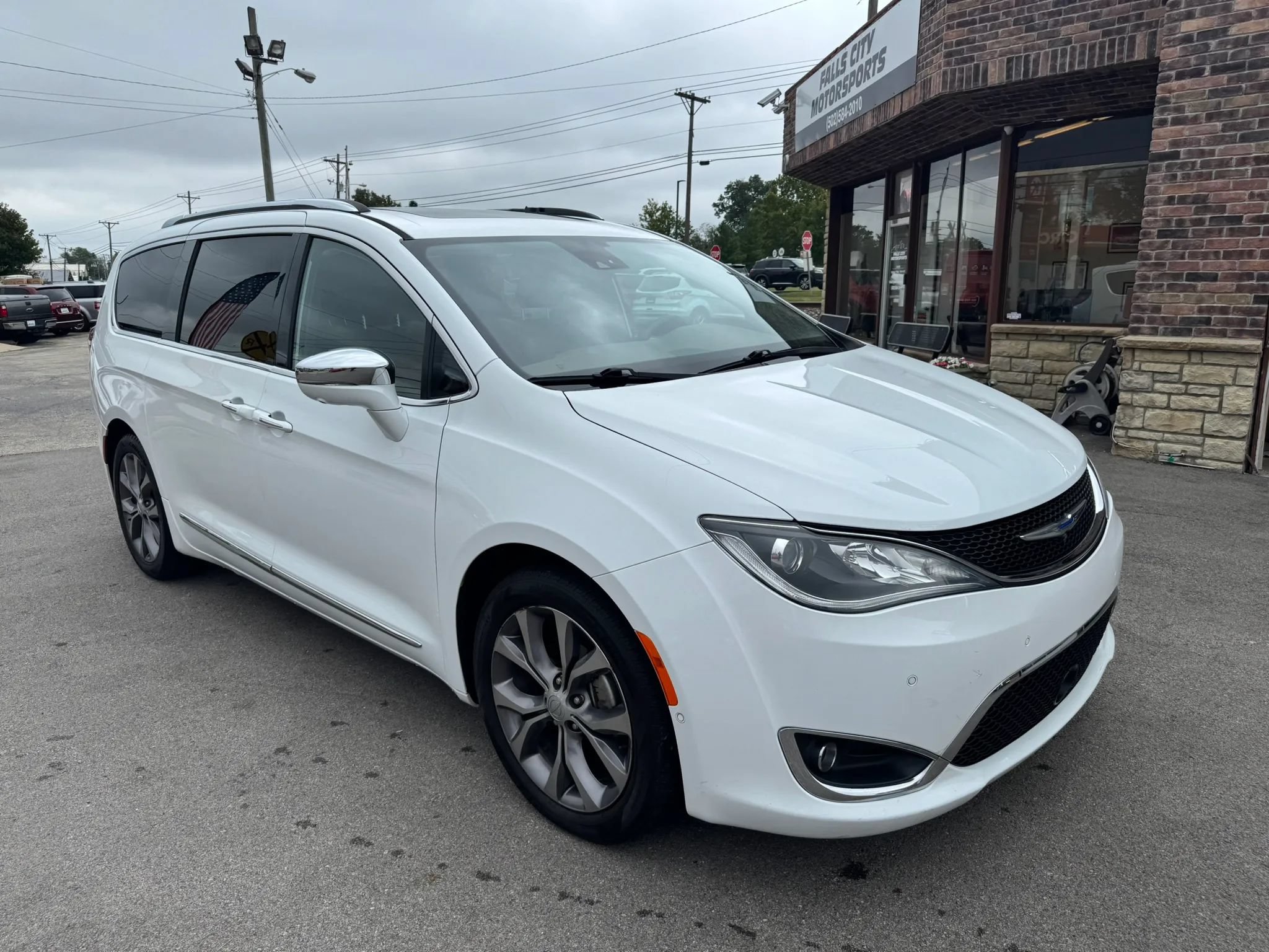 Used 2018 Chrysler Pacifica Limited w/ Tire & Wheel Group FWD image 20
