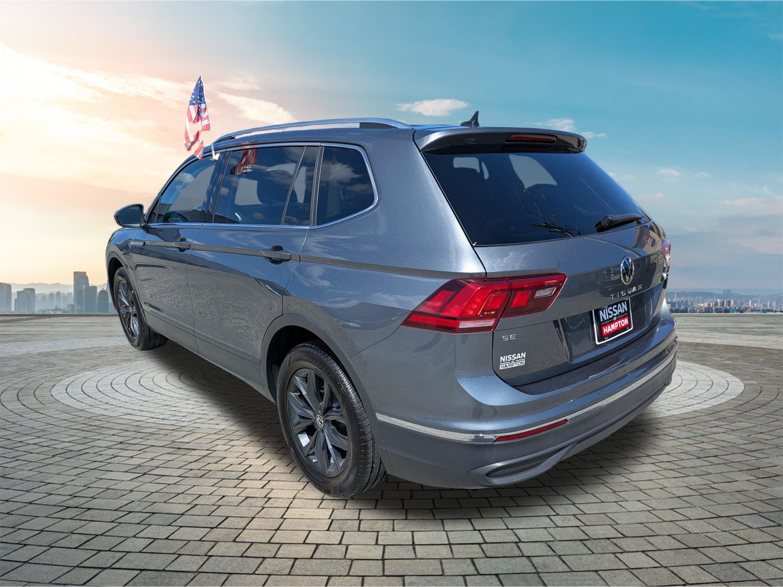 Used 2024 Volkswagen Tiguan SE w/ Panoramic Sunroof Package FWD image 7