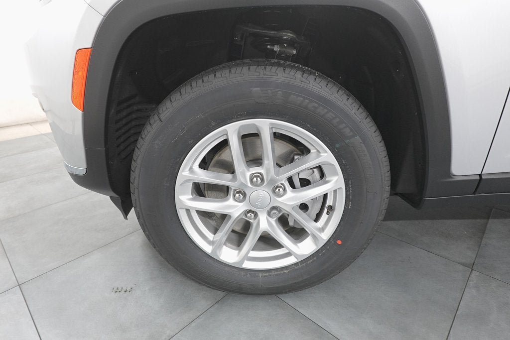 Certified 2025 Jeep Grand Cherokee L Laredo w/ Luxury Tech Group I AWD/4WD image 33