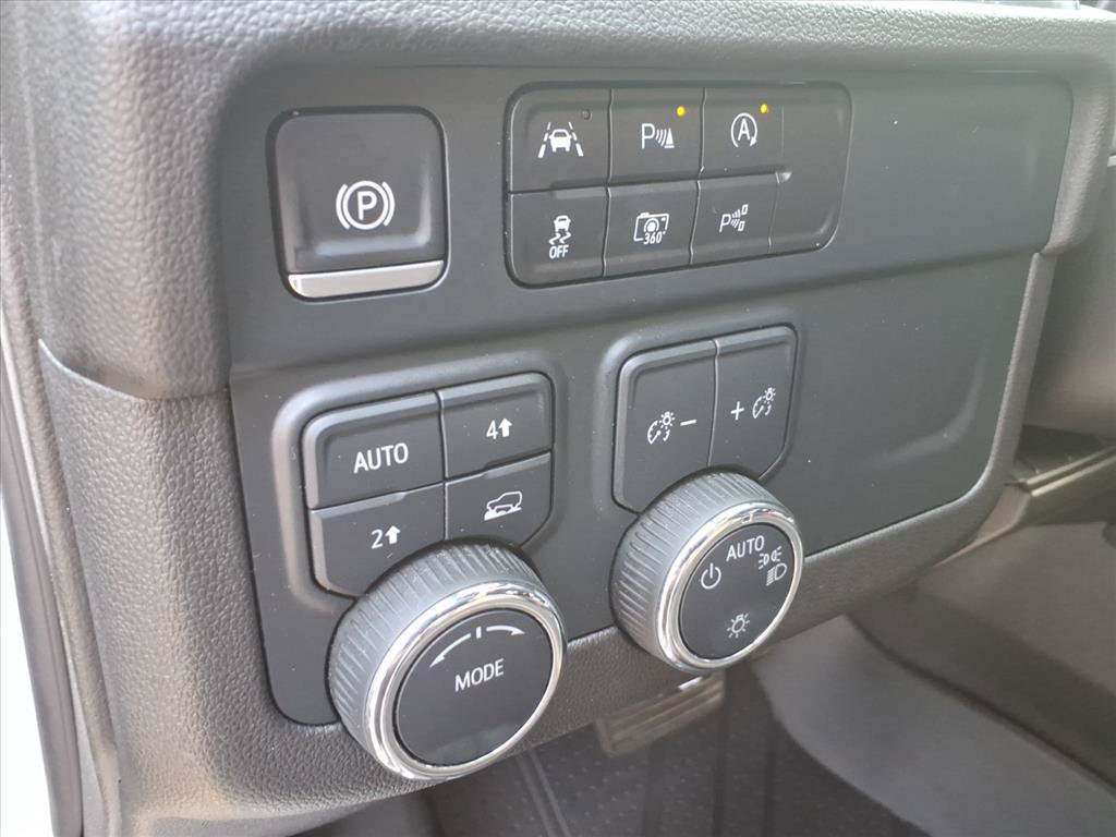 Used 2025 Chevrolet Suburban LT AWD/4WD image 23