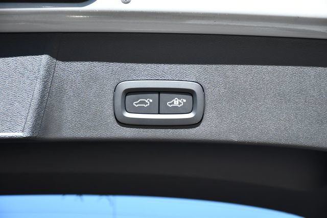 Certified 2026 Volvo XC40 B5 Plus AWD/4WD image 28