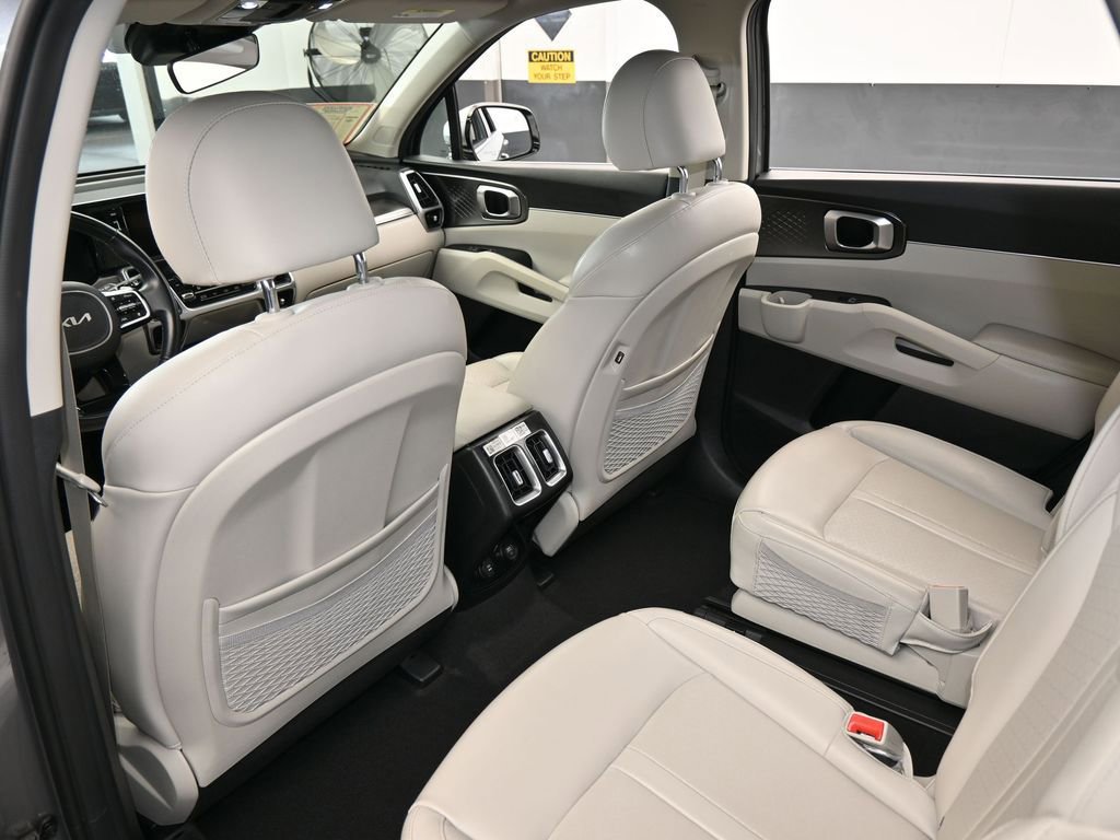 Used 2022 Kia Sorento EX w/ Panoramic Sunroof Package image 39