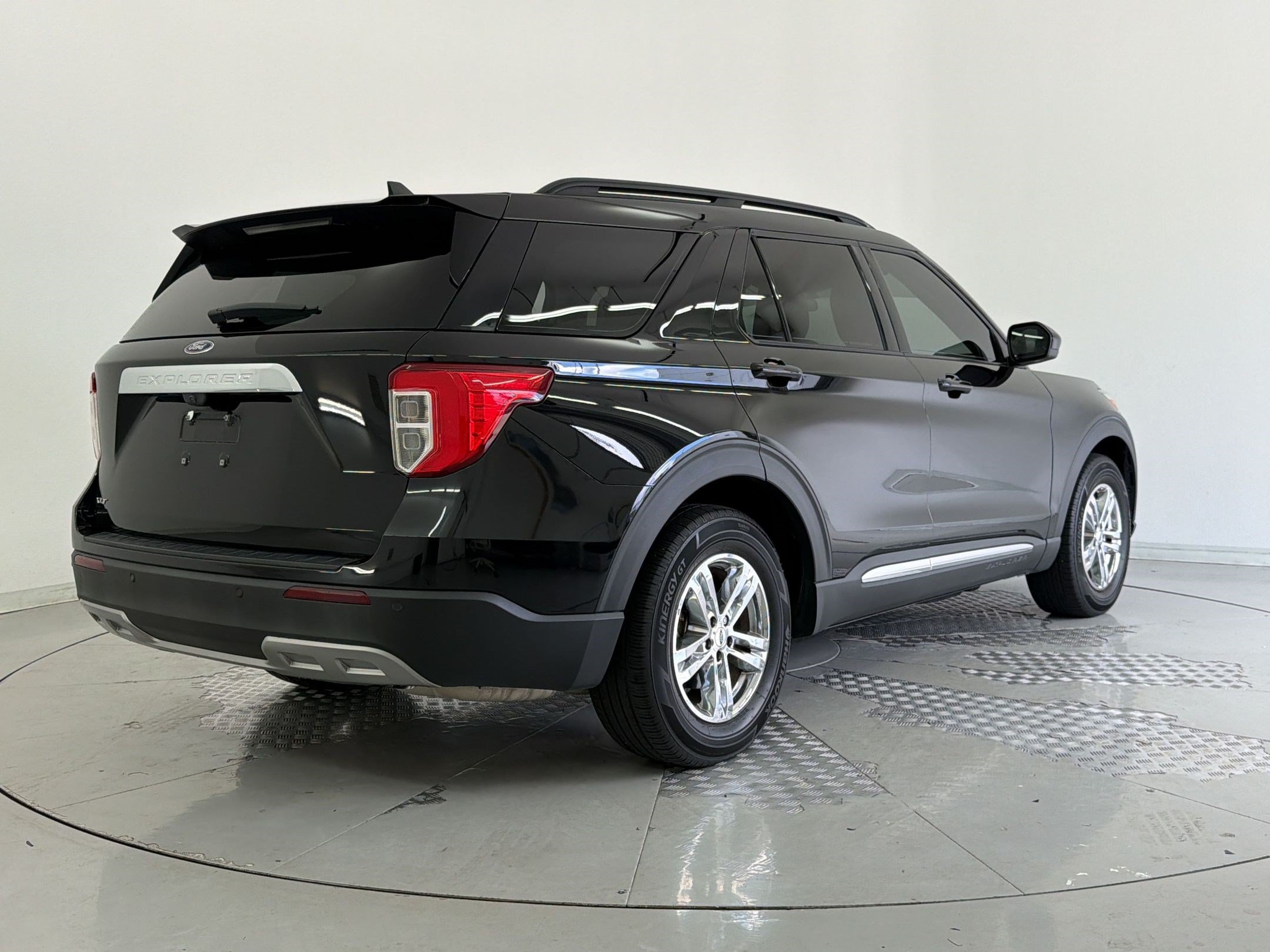 Used 2023 Ford Explorer XLT w/ Equipment Group 202A RWD image 9