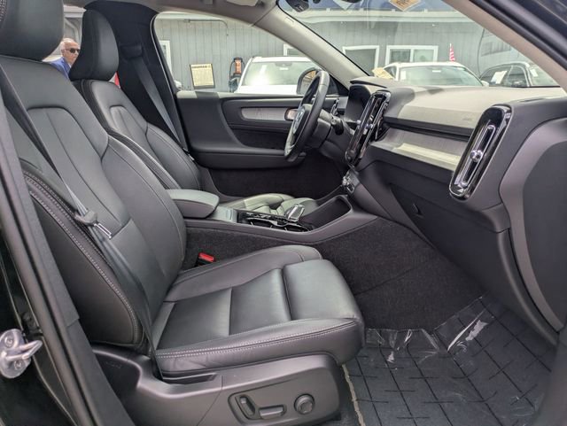 Certified 2025 Volvo XC40 B5 Plus AWD/4WD image 27