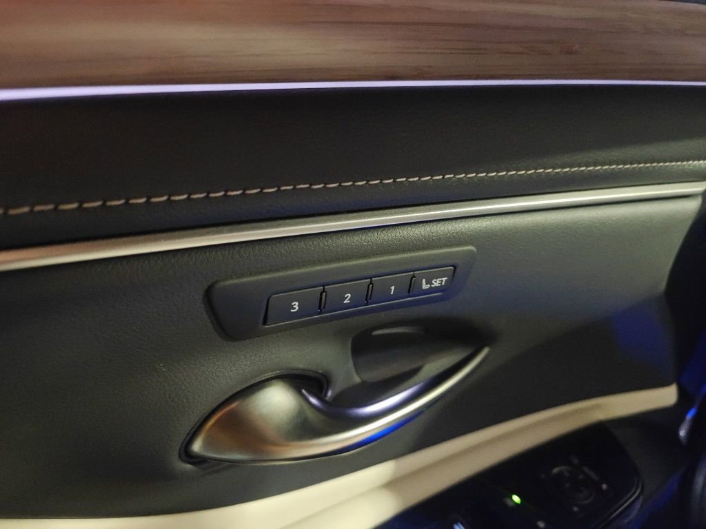 Used 2024 Lexus ES 300h 300h Luxury w/ Technology Package image 6