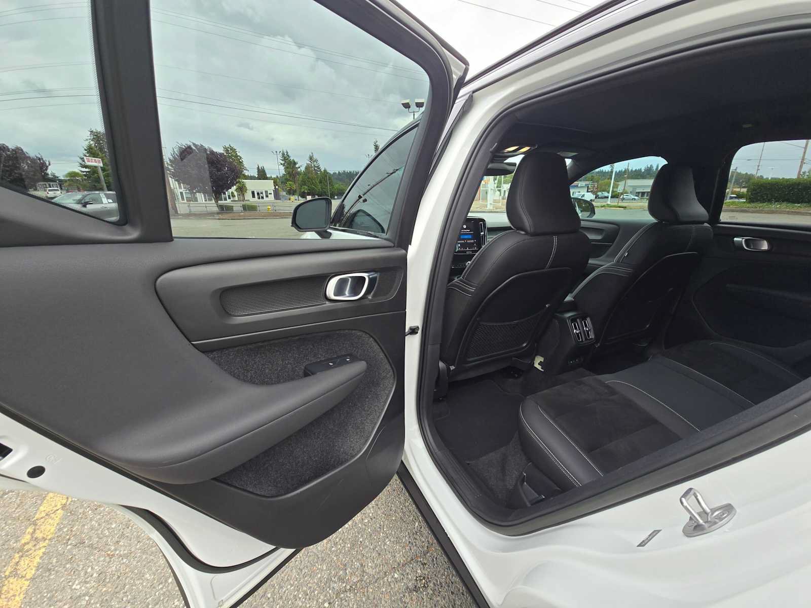 Used 2023 Volvo XC40 Recharge Ultimate AWD/4WD image 15
