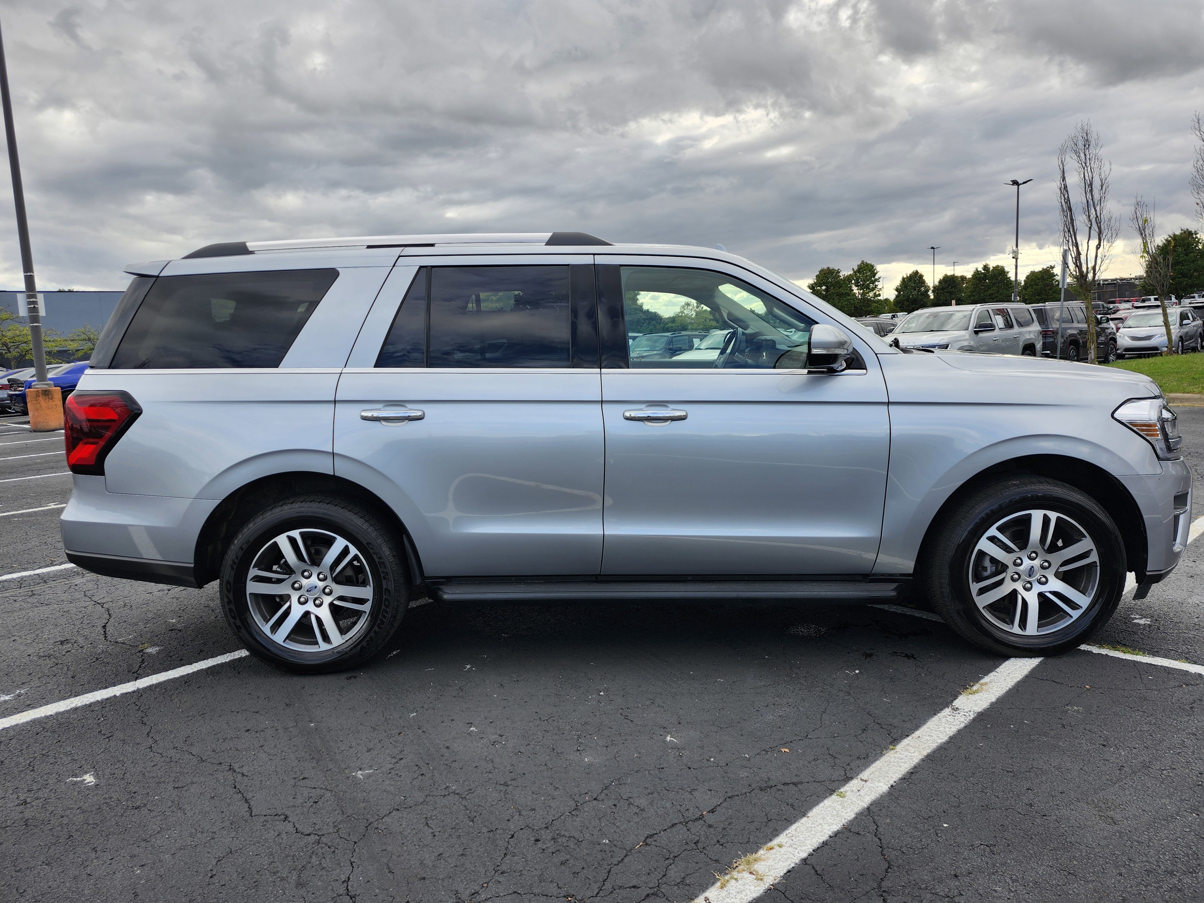 Used 2024 Ford Expedition Limited image 11