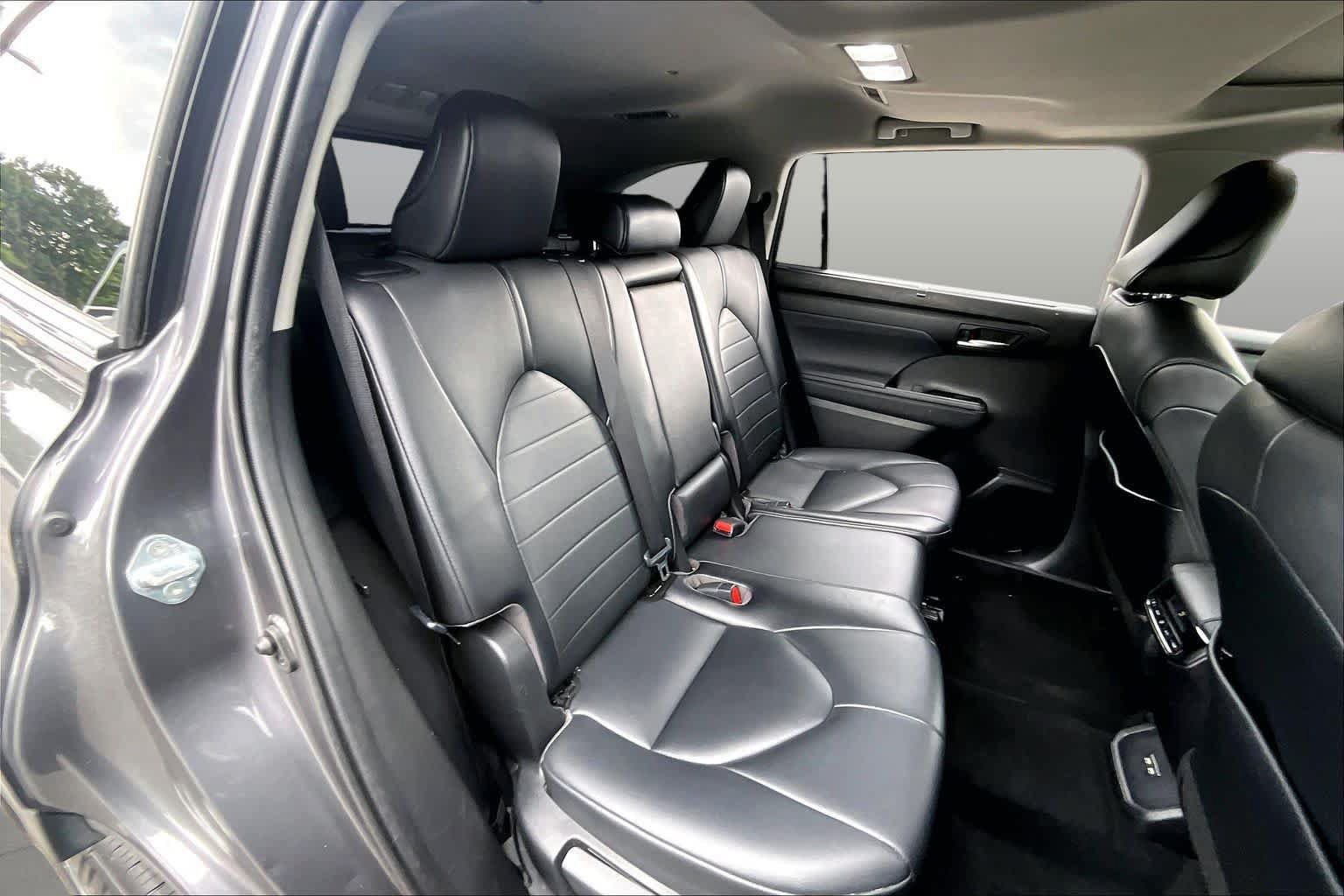 Used 2021 Toyota Highlander XLE AWD/4WD image 21