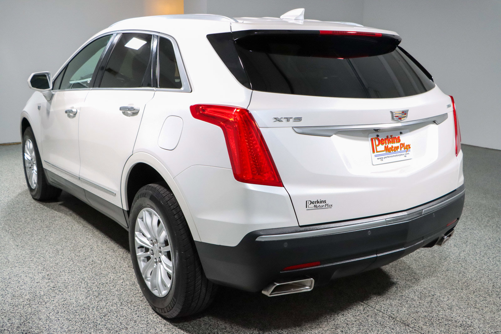 Used 2018 Cadillac XT5 FWD w/ LPO, Wheel Lock Package image 9