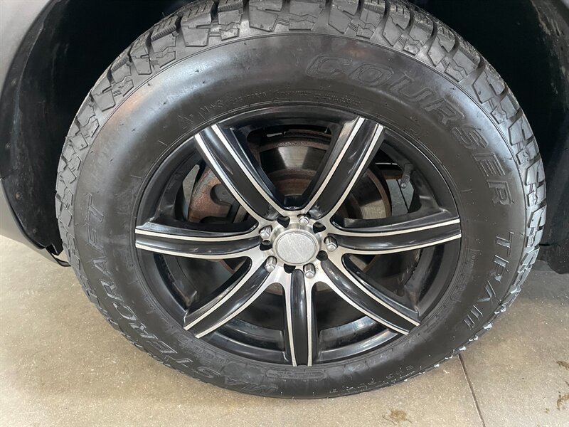 Used 2011 Ford Explorer Limited w/ Technology Pkg AWD/4WD image 30