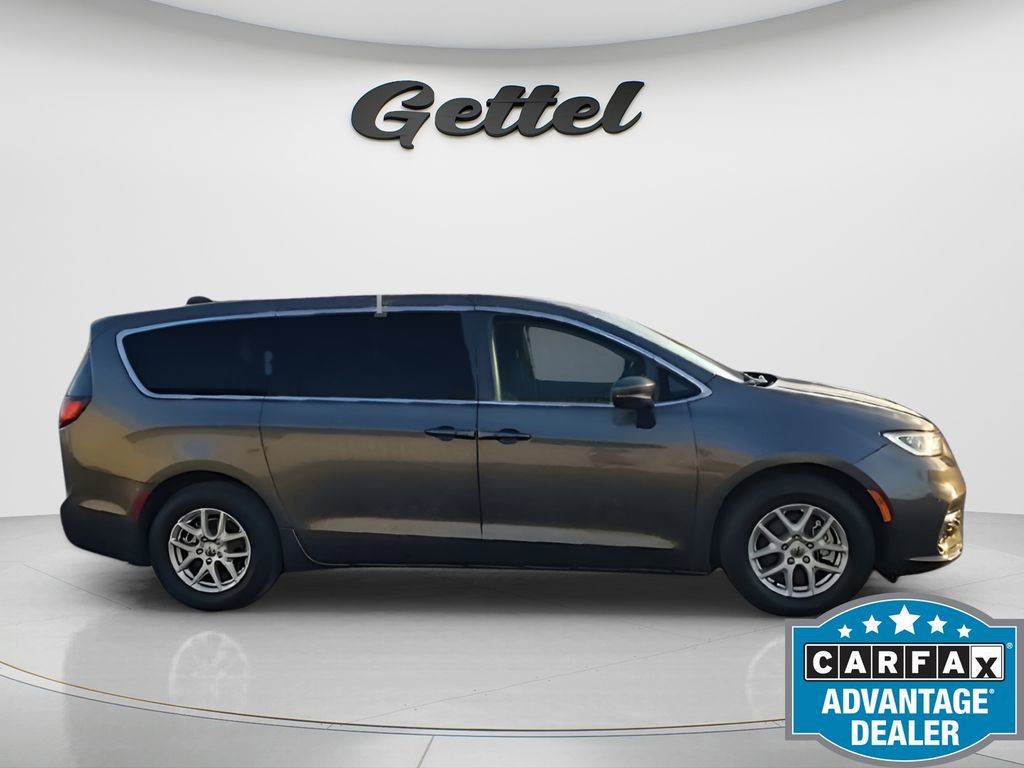 Used 2023 Chrysler Pacifica Touring-L image 12