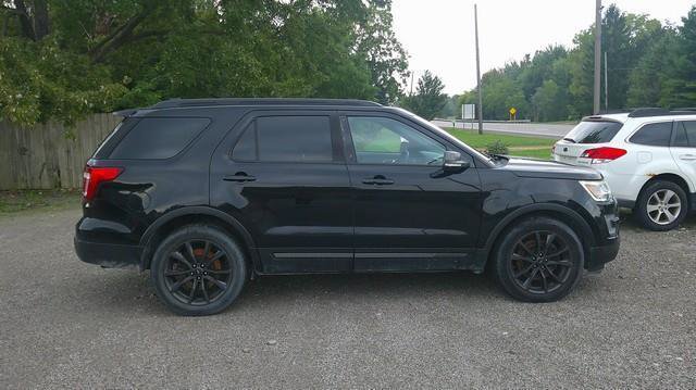 Used 2017 Ford Explorer XLT w/ Equipment Group 202A AWD/4WD image 3
