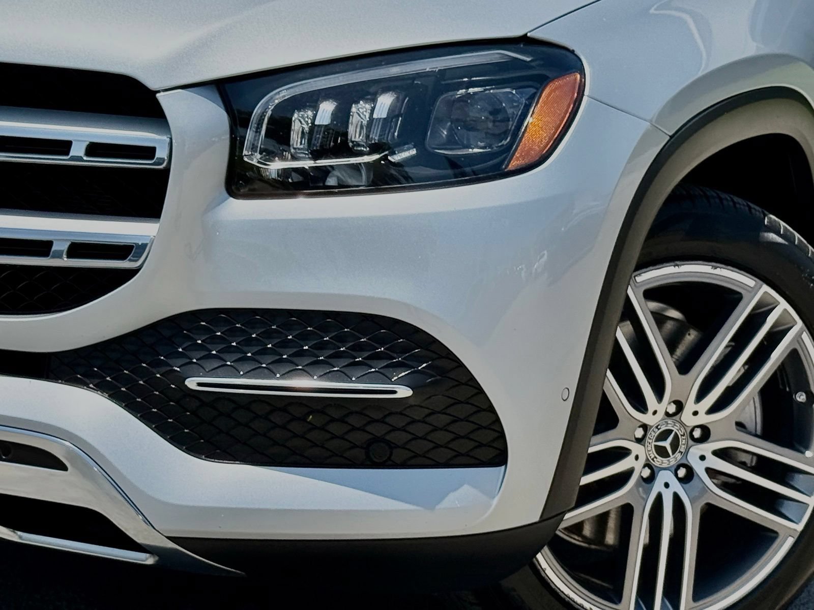 Used 2022 Mercedes-Benz GLS 450 4MATIC w/ Warmth & Comfort Package image 3
