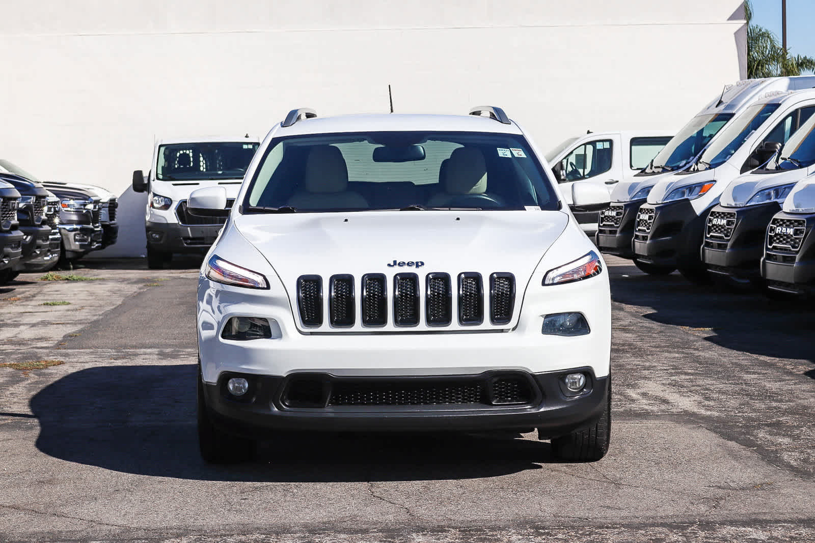 Used 2018 Jeep Cherokee Latitude FWD image 2