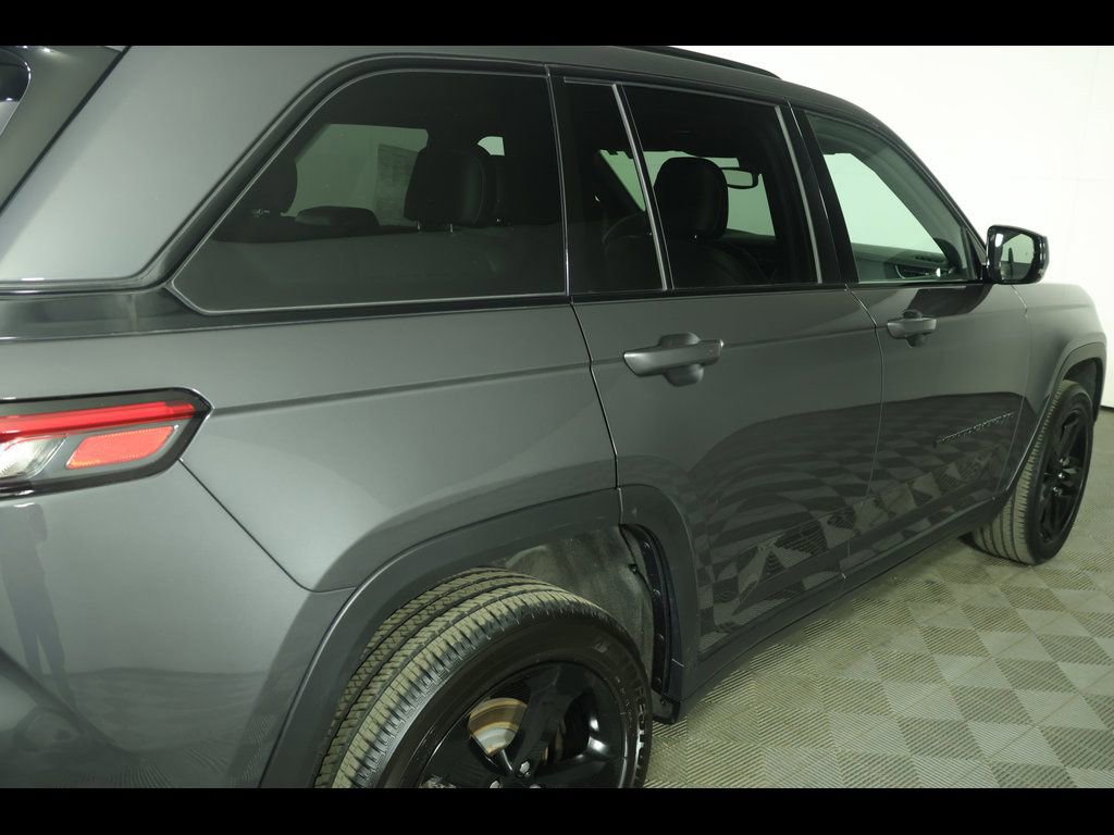 Used 2023 Jeep Grand Cherokee Altitude image 16