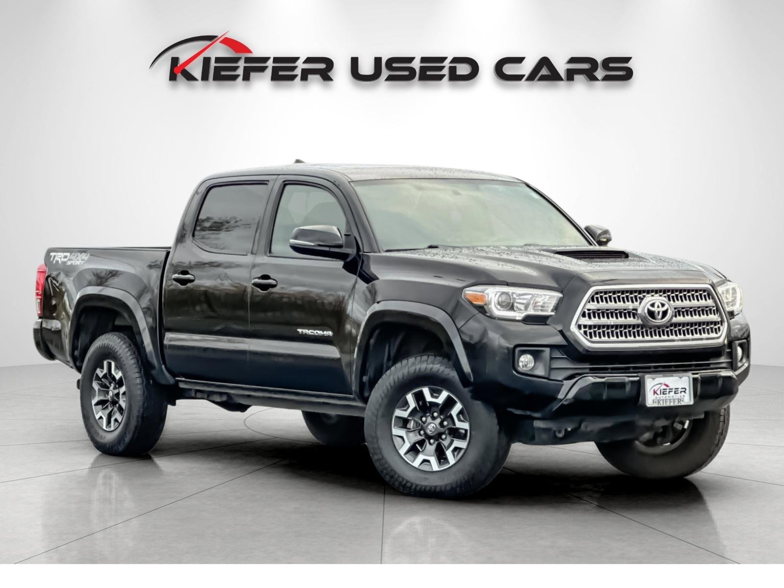 Used 2017 Toyota Tacoma TRD Sport image 2
