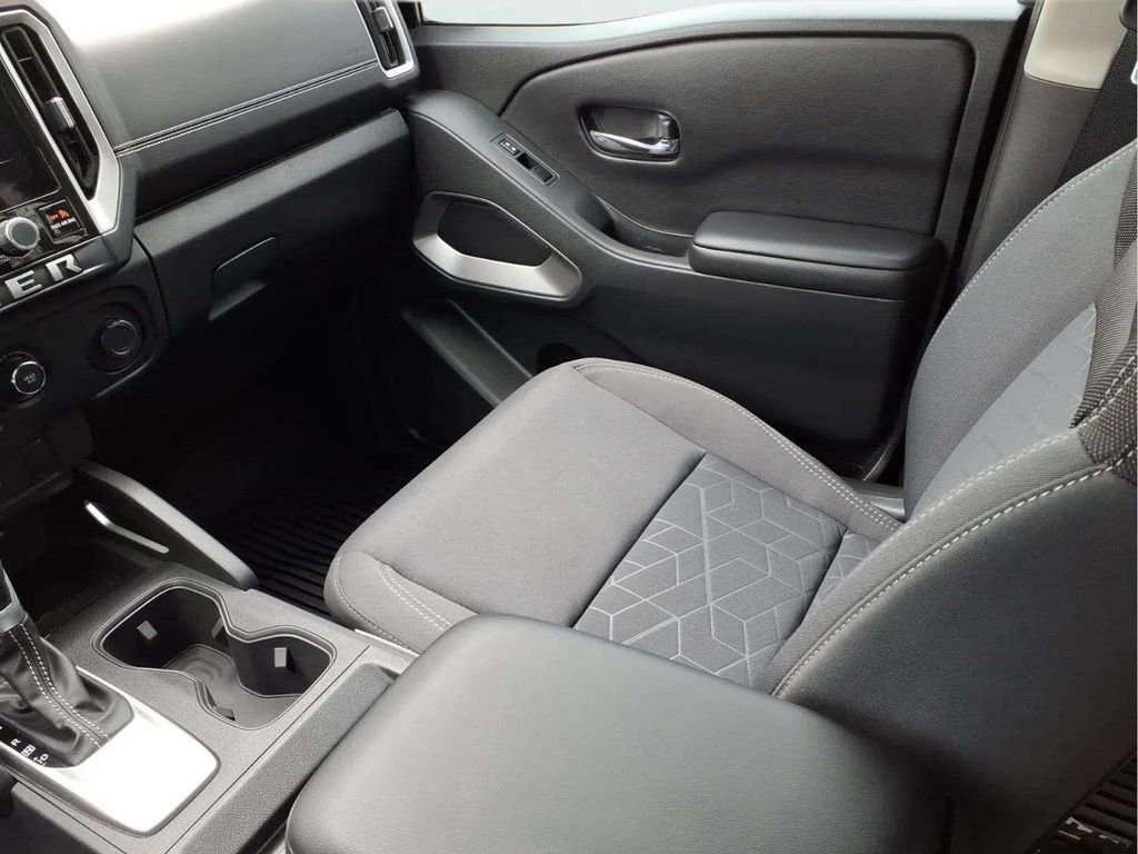 Used 2025 Nissan Frontier SV image 12