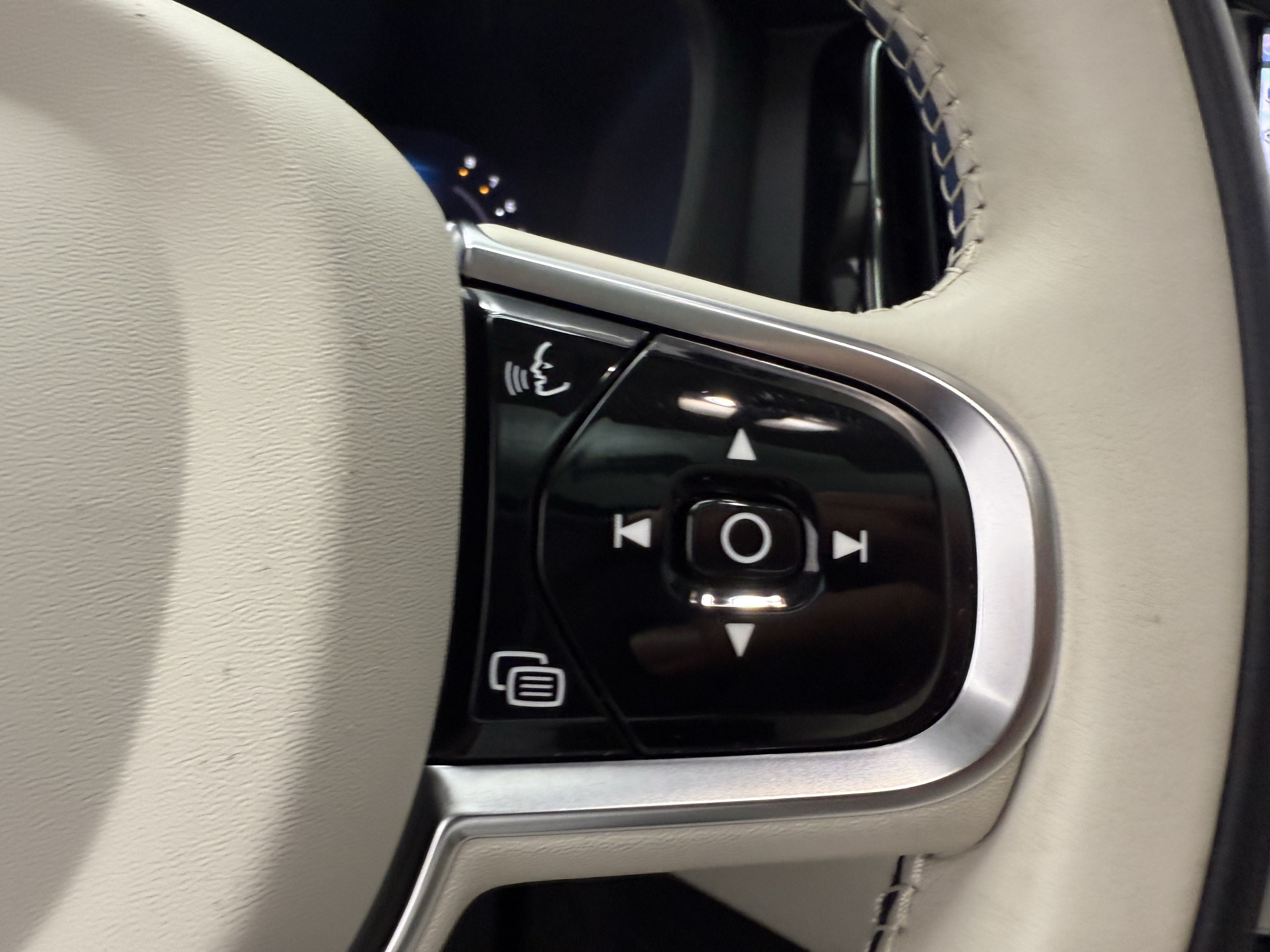 Certified 2024 Volvo XC60 B5 Plus w/ Protection Package Premier AWD/4WD image 17