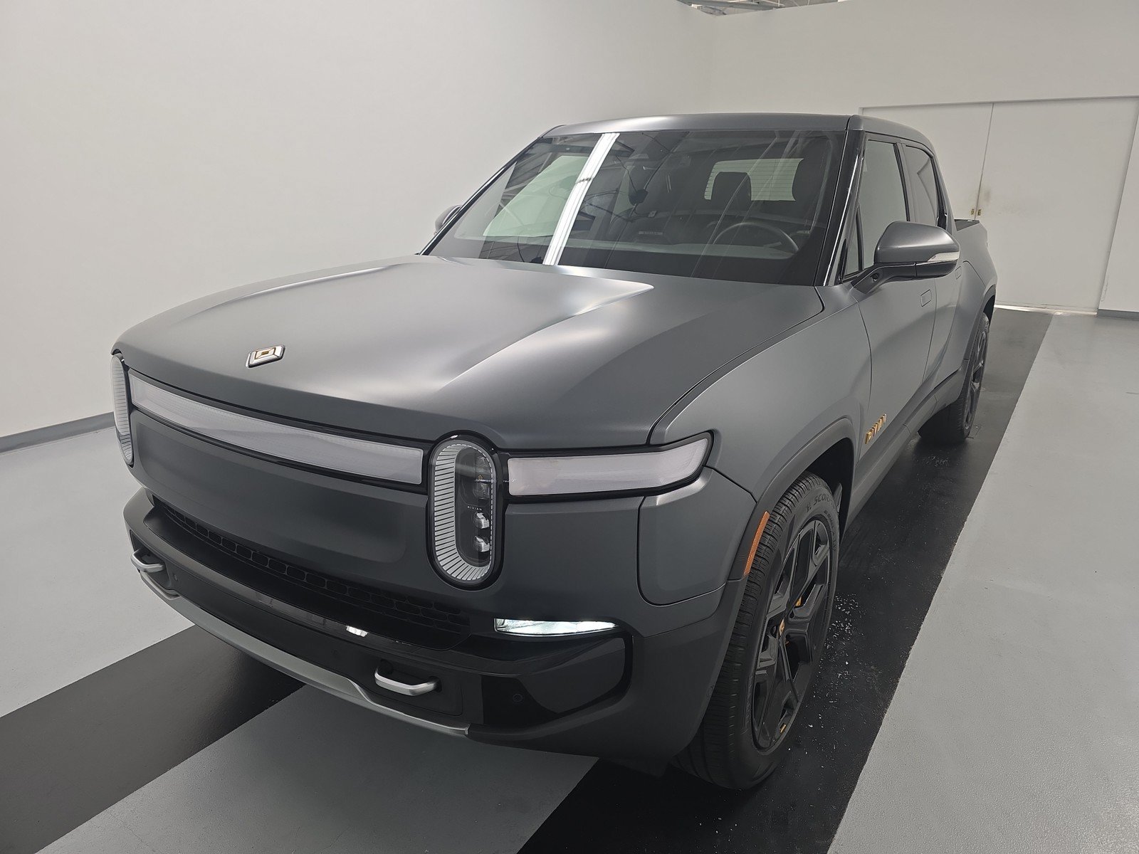 Used 2024 Rivian R1T Adventure AWD/4WD image 1