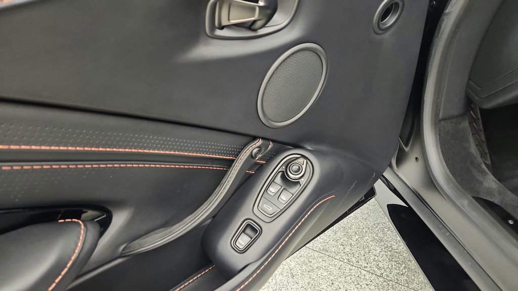 Used 2022 Aston Martin V8 Vantage Roadster image 16