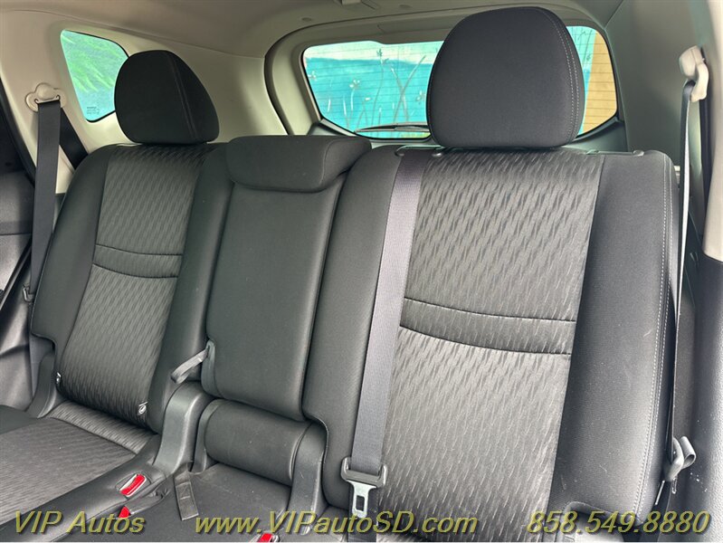 Used 2018 Nissan Rogue SV w/ Premium Package FWD image 9
