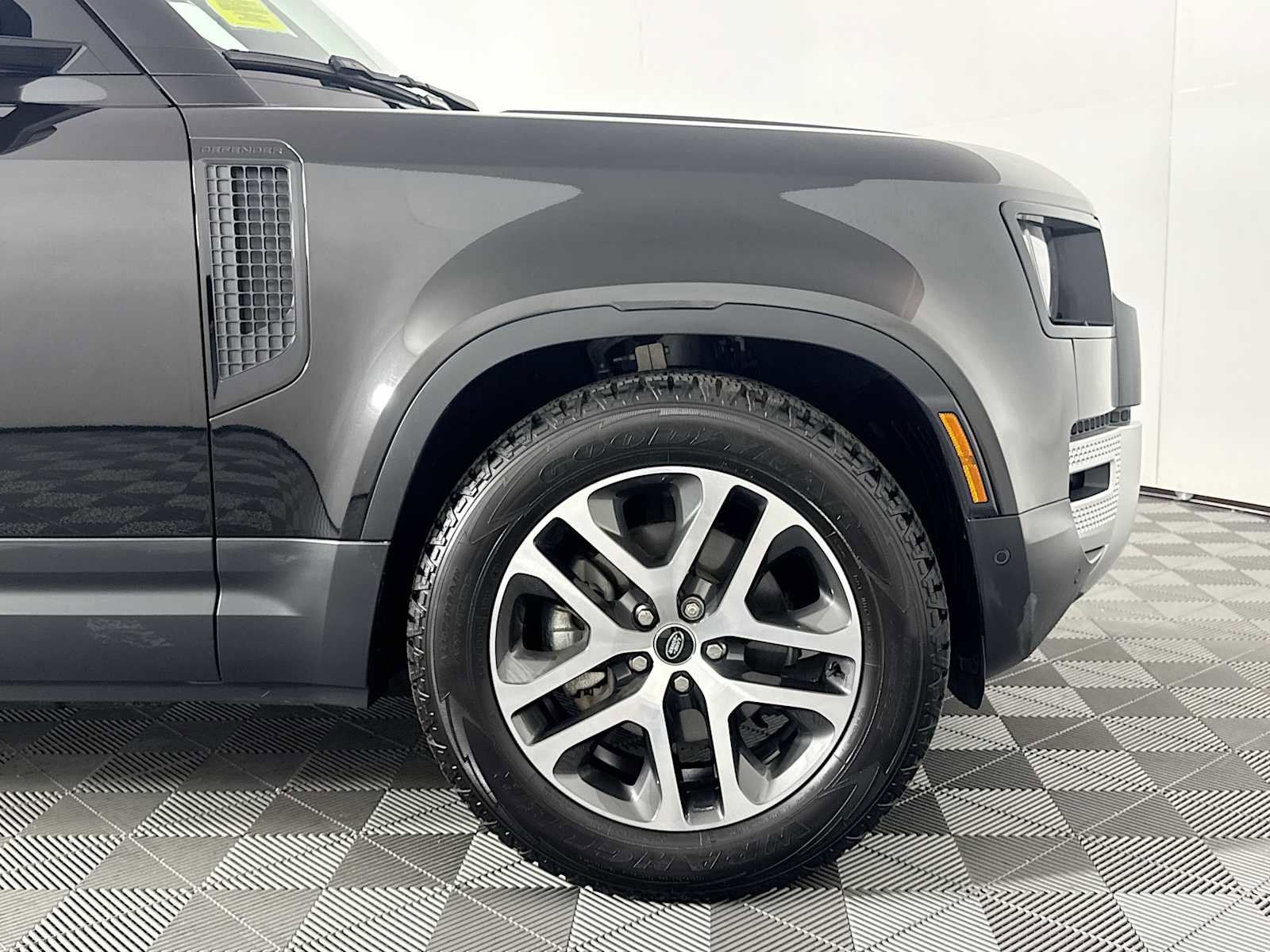 Used 2025 Land Rover Defender 110 S image 32