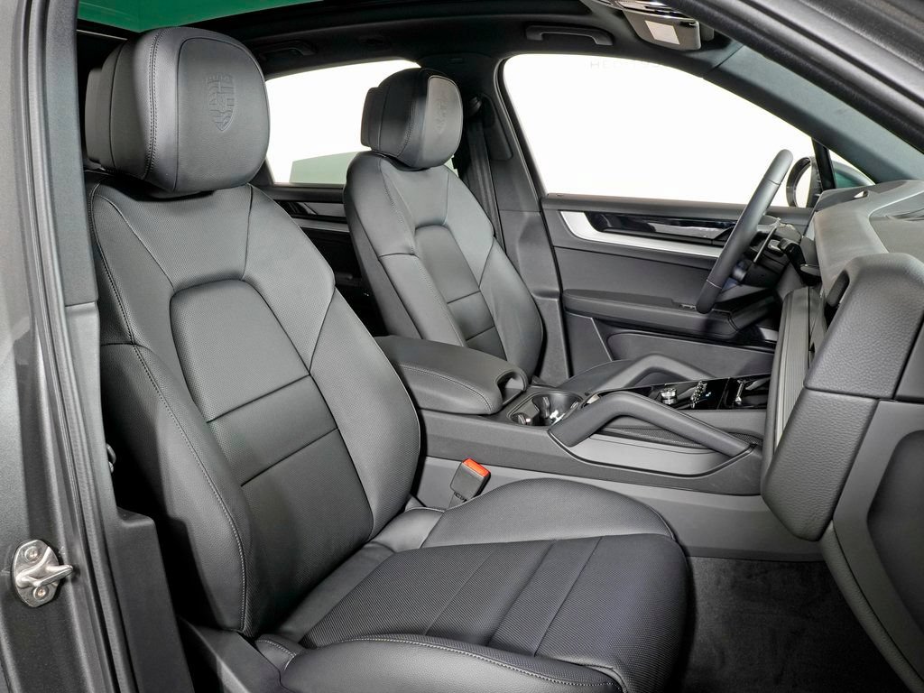 Certified 2026 Porsche Cayenne AWD/4WD image 40