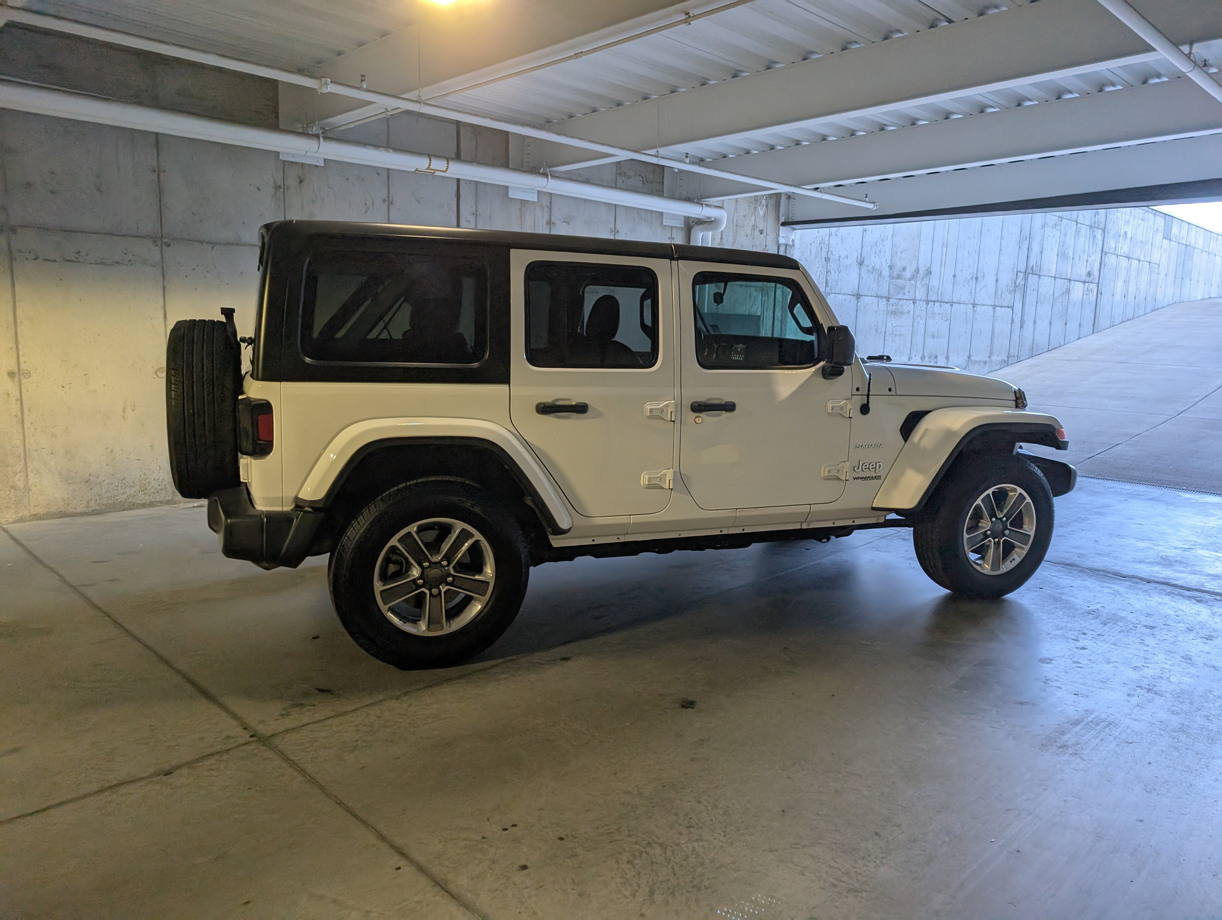 Used 2018 Jeep Wrangler Unlimited Sahara image 10