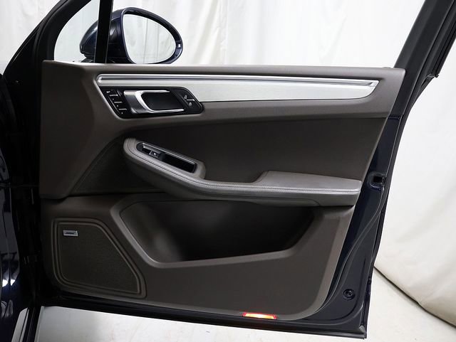 Used 2020 Porsche Macan Turbo image 33