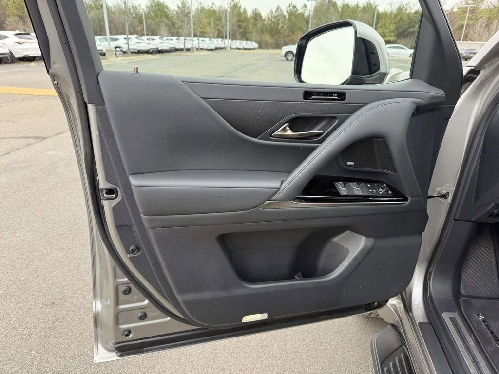 Used 2025 Lexus LX 600 4WD w/ Accessory Package (Z1) image 12