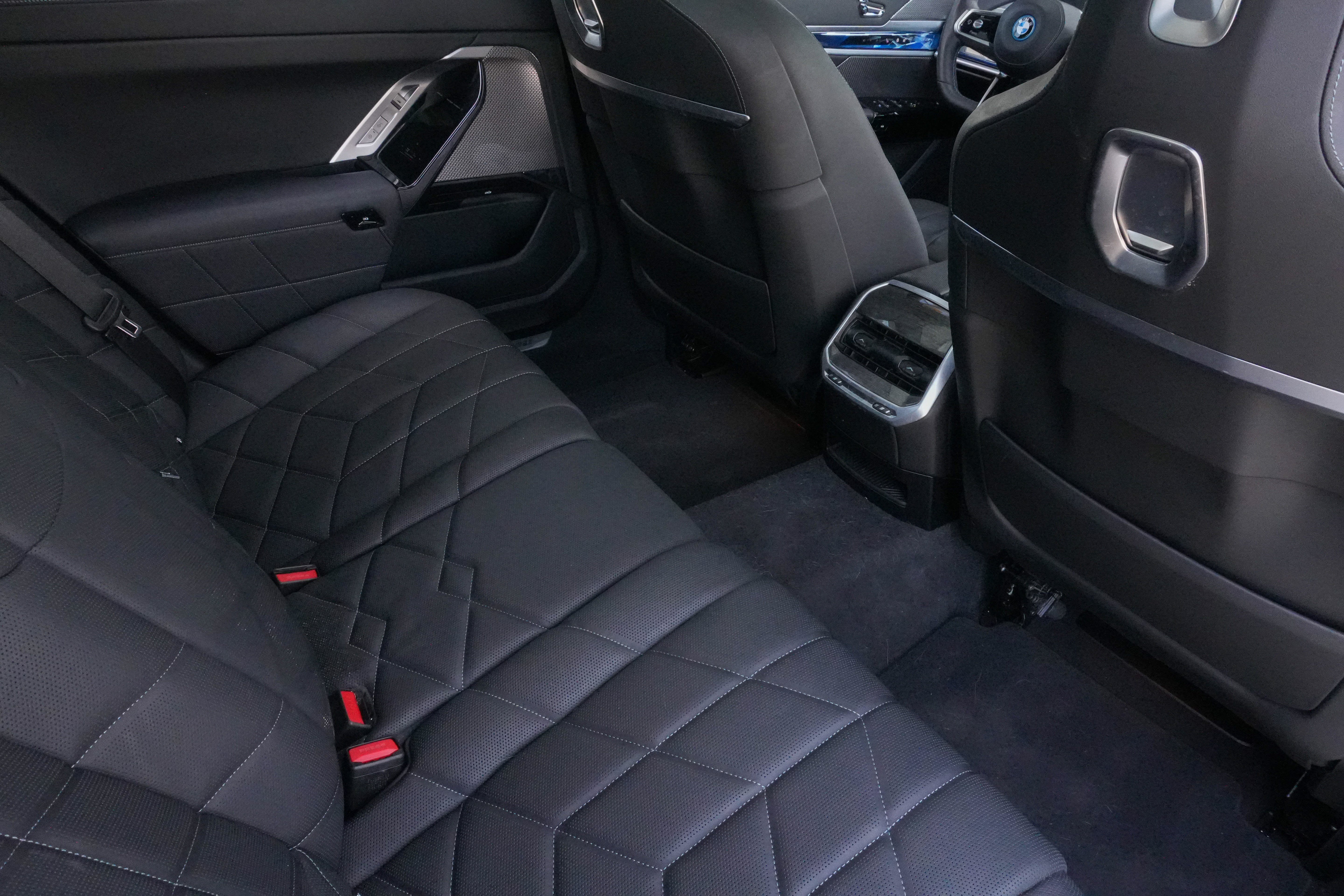 Certified 2024 BMW i7 M70 w/ Premium Package AWD/4WD image 33