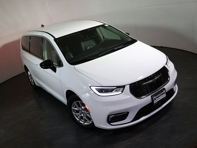 Used 2024 Chrysler Pacifica Touring-L FWD image 7