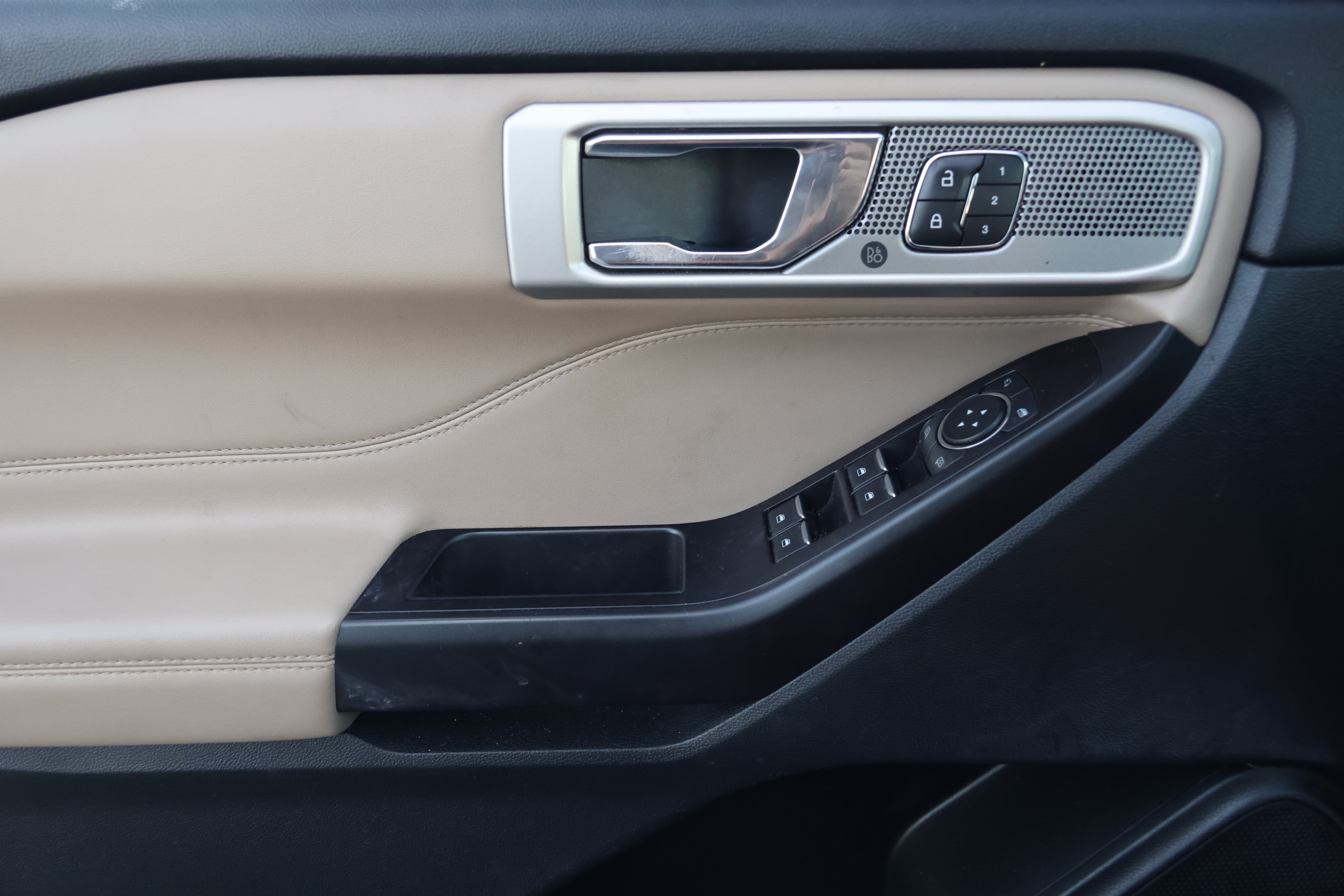 Used 2020 Ford Explorer Limited RWD image 12