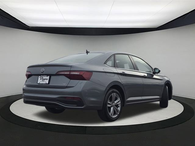 Used 2024 Volkswagen Jetta SE image 7